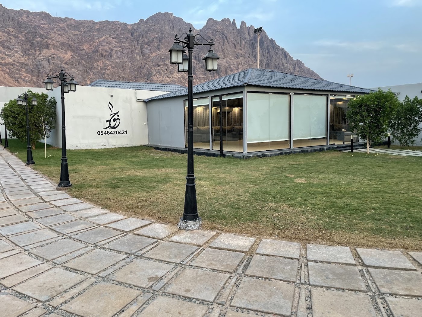واجهة منتجع الجود والمساحات الخضراء