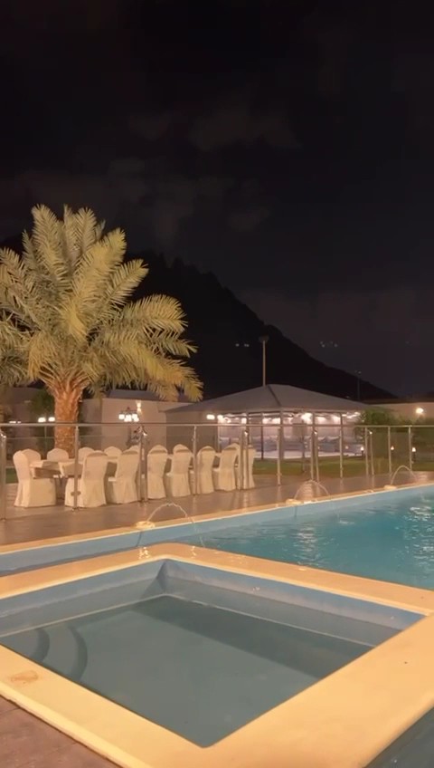 المسبح والجلسات الخارجية ليلًا