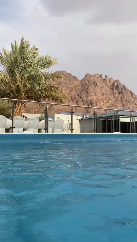 المسبح مع إطلالة مفتوحة